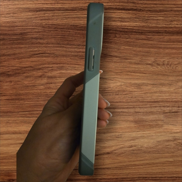 IPHONE 12 Heavy-Duty Case with Reinforced Corners & Shock-proof - Picture 4 of 4